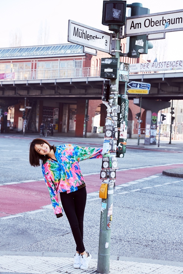 辛芷蕾曝新年“花样”写真 笑容甜美送祝福