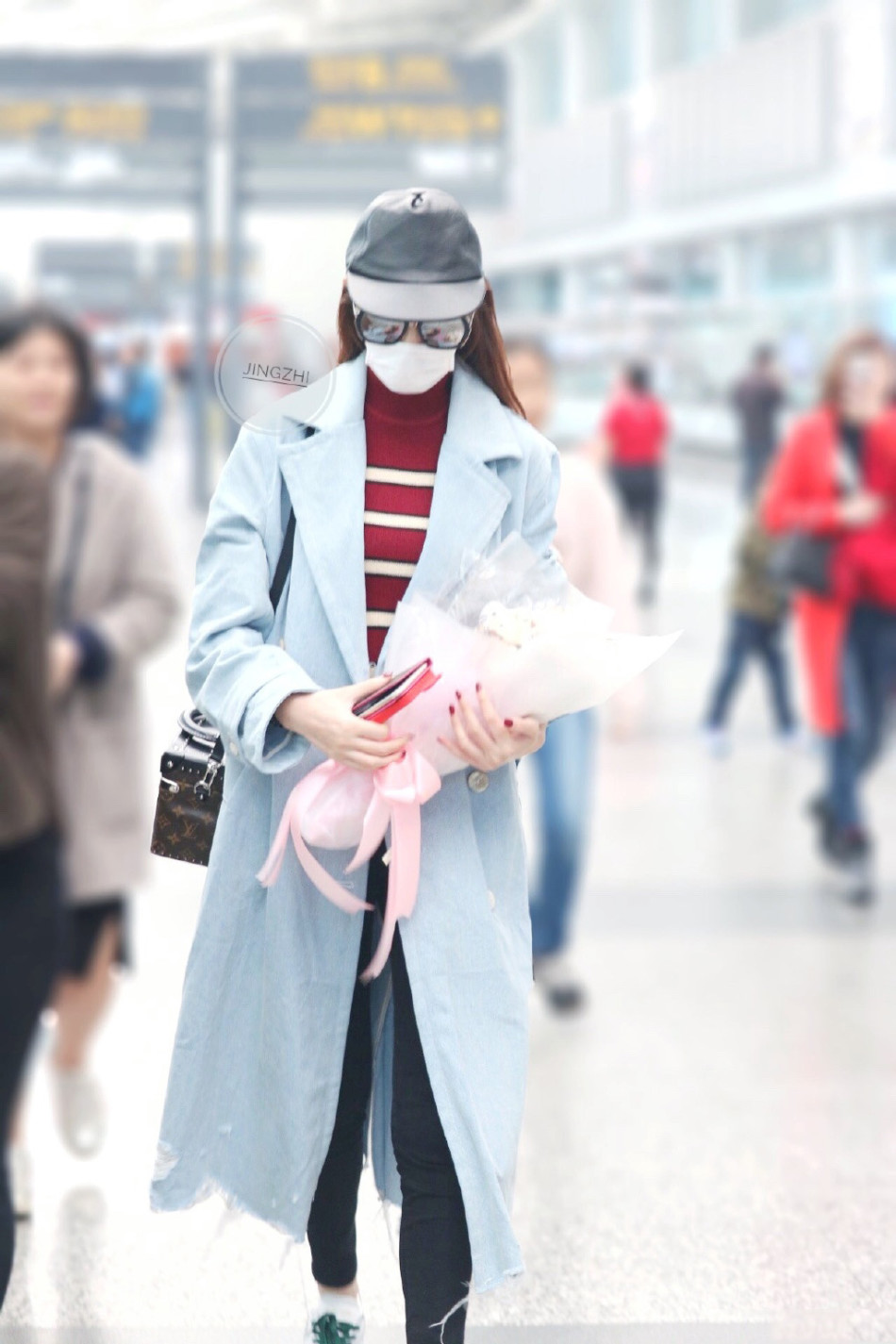 蓝风衣_蓝风衣搭配什么内衣
