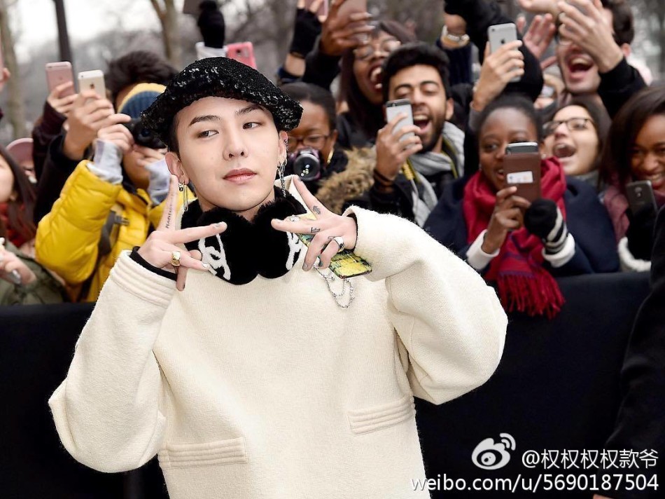 权志龙贝雷帽现身chanel高定秀比手指凹造型
