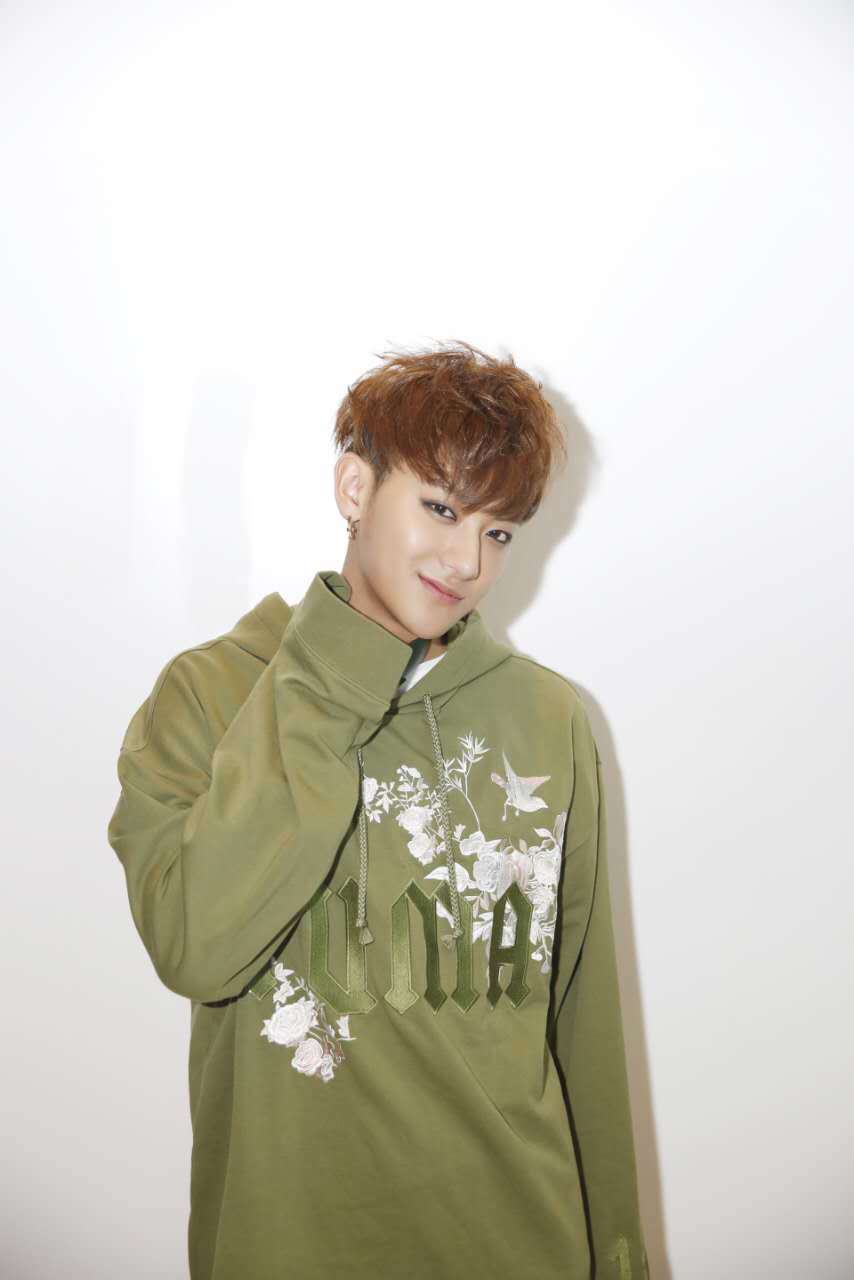 上海热线女人频道--每日美搭 黄子韬军绿卫衣个