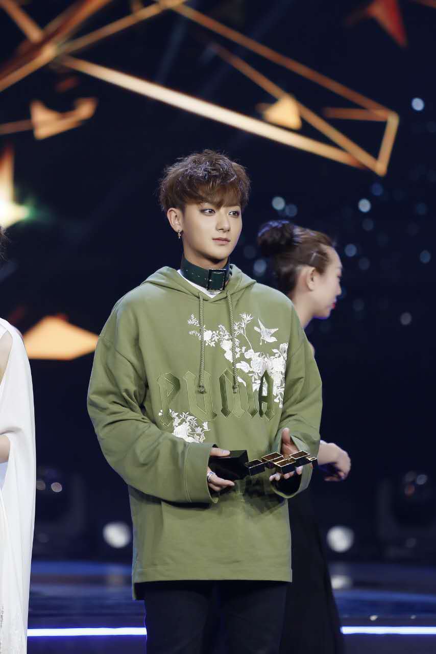 上海热线女人频道--每日美搭 黄子韬军绿卫衣个