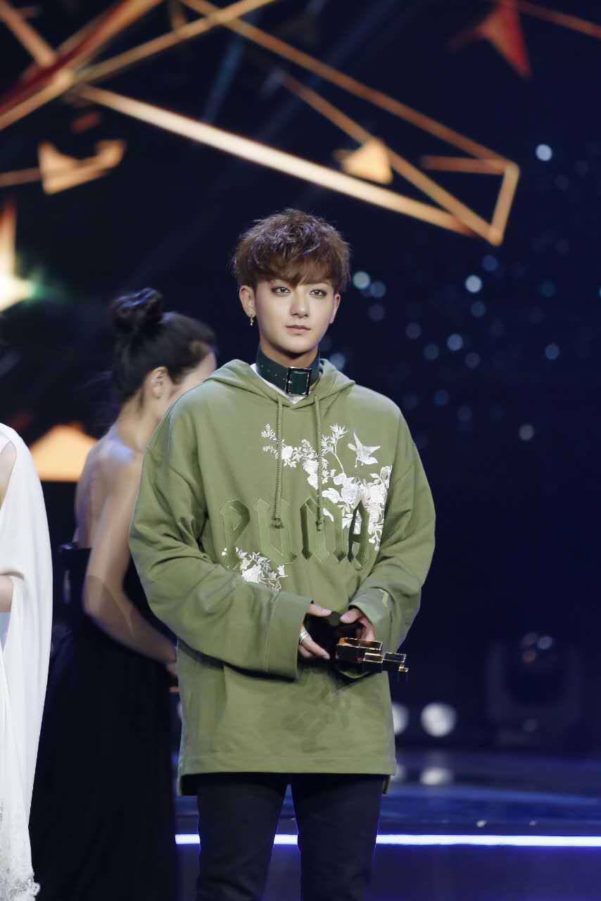 上海热线女人频道--每日美搭 黄子韬军绿卫衣个