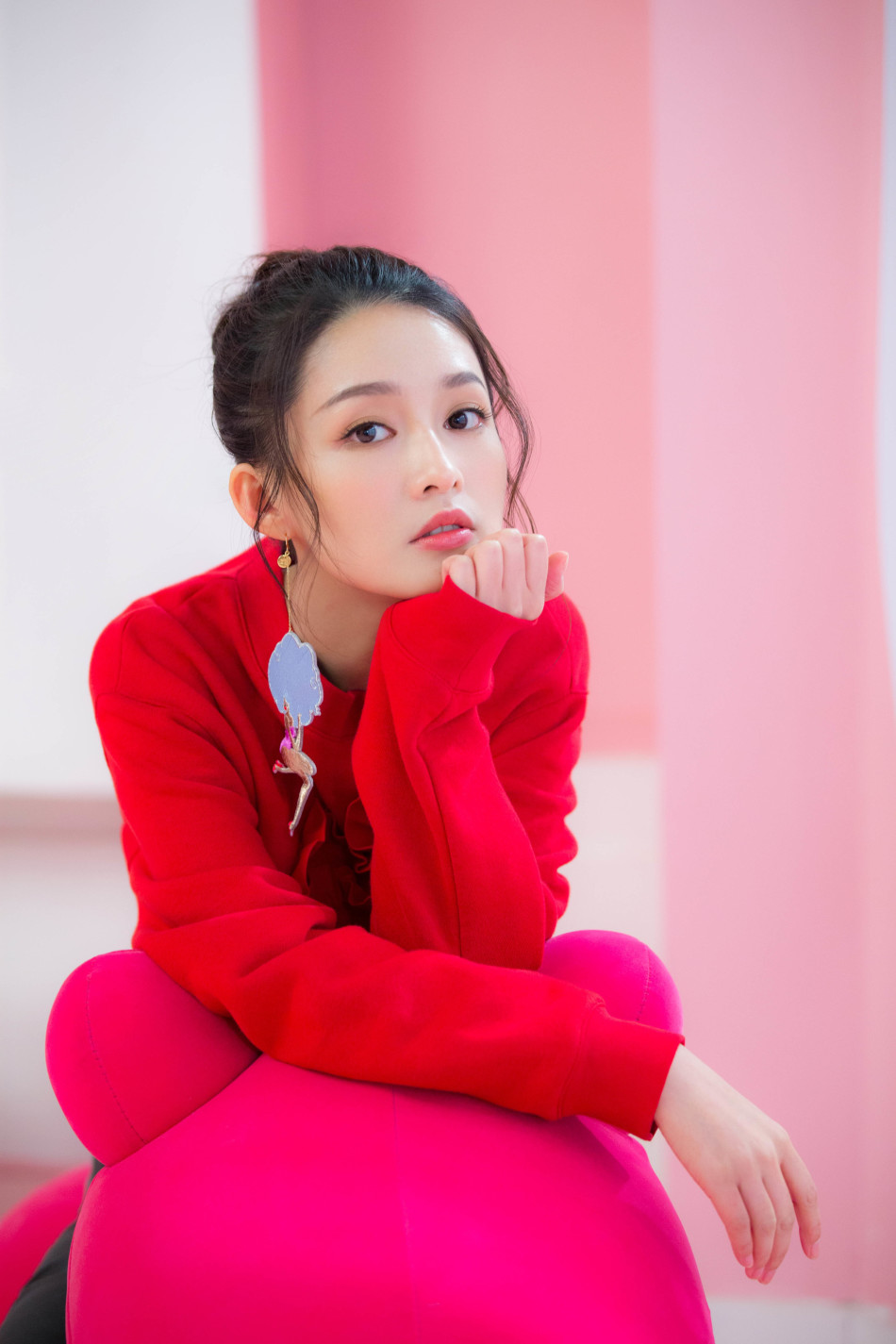 李沁红色卫衣上身显满满少女力