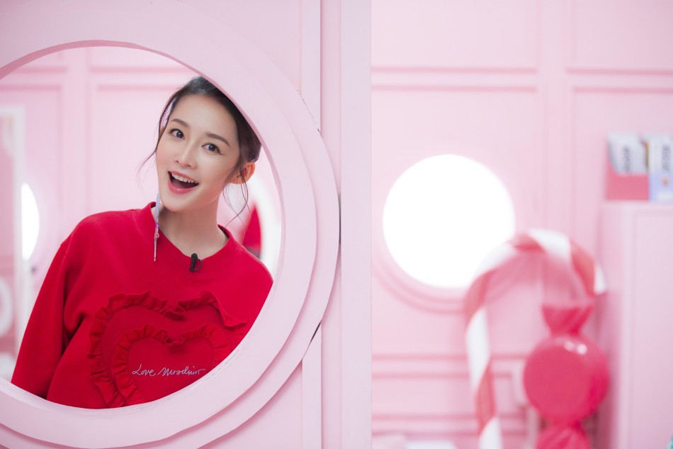 李沁红色卫衣上身显满满少女力