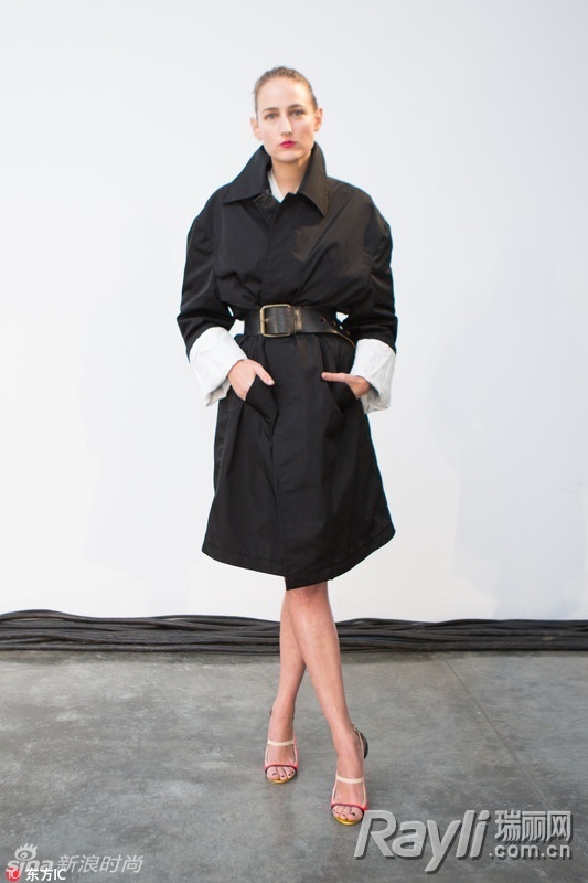 刘涛穿黑白配 穿好风衣帅气又撩人[15]