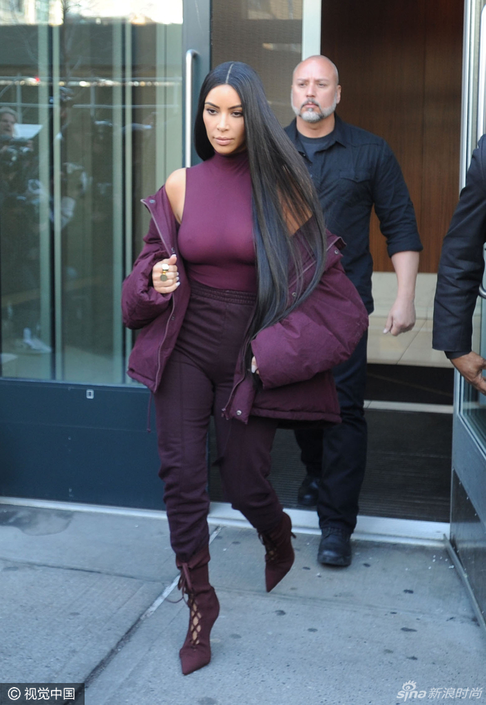 金卡戴珊透视装助阵侃爷yeezy大秀 豪放秀巨乳