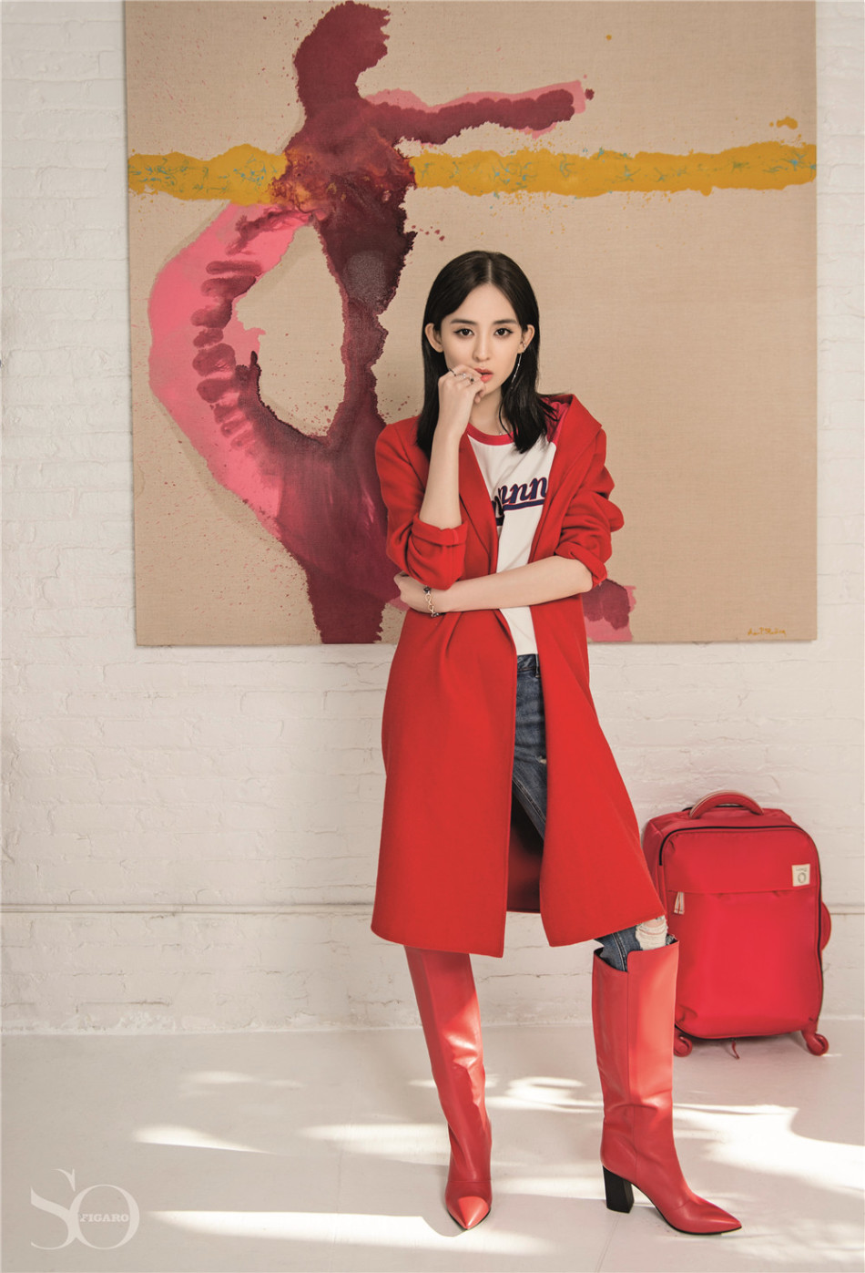 娜扎变身花仙子登封面 绿植与少女增添无限春意
