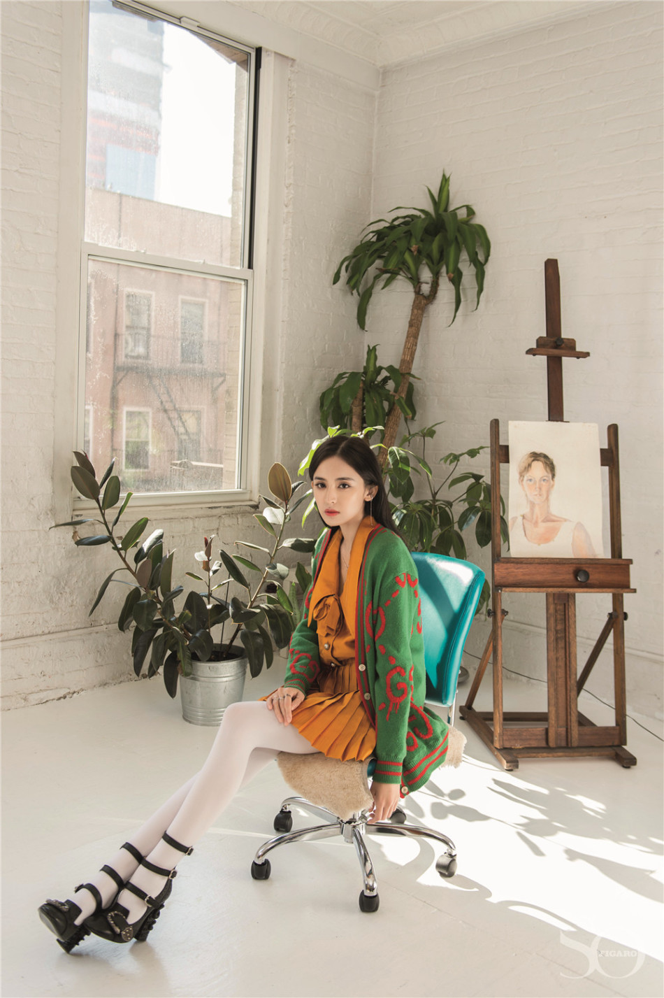 娜扎变身花仙子登封面 绿植与少女增添无限春意