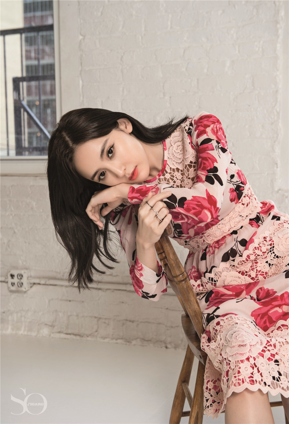 娜扎变身花仙子登封面 绿植与少女增添无限春意
