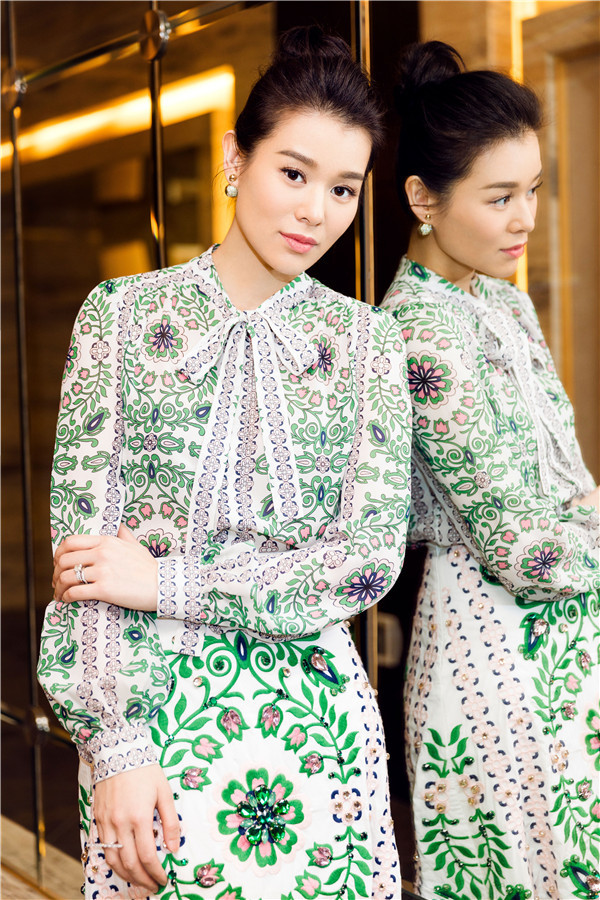 胡杏儿时尚大片曝光 一袭长裙显春日明丽