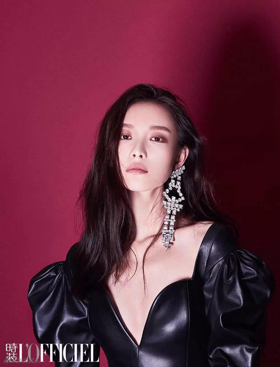 倪妮大地色烟熏妆中门大开秀锁骨