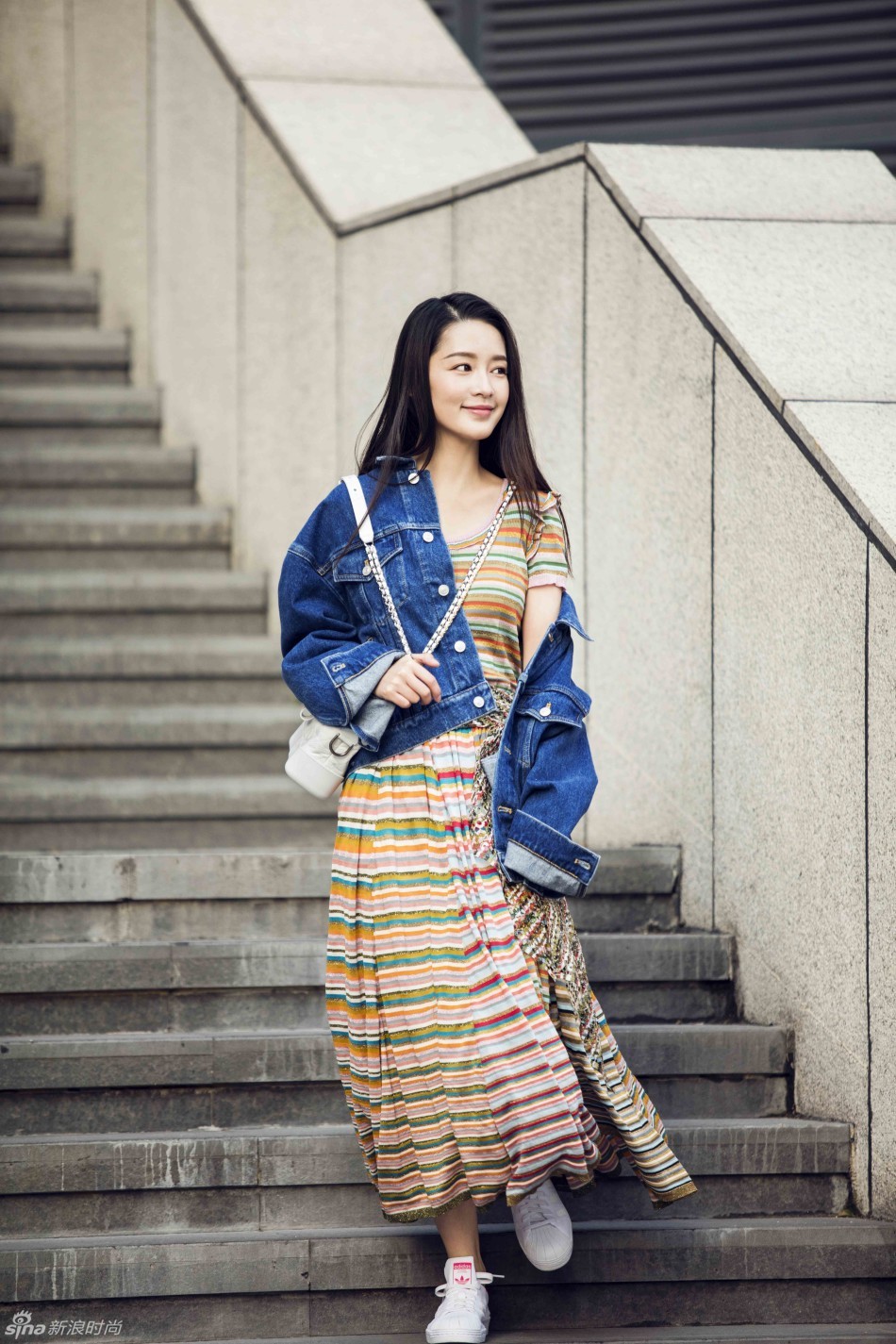 李沁初春长裙减龄街拍,化身小鲜女亮眼夺目