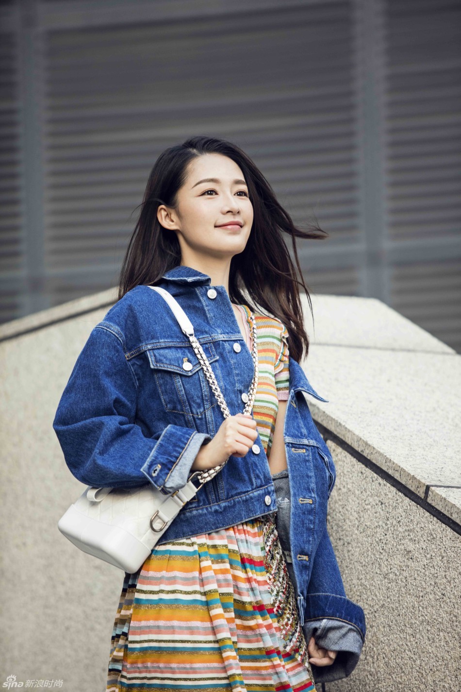 李沁初春长裙减龄街拍 化身小"鲜"女亮眼夺目