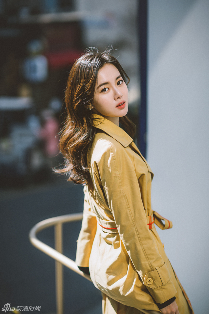 江铠同拍大片清秀可人 举止之间现灵动气息