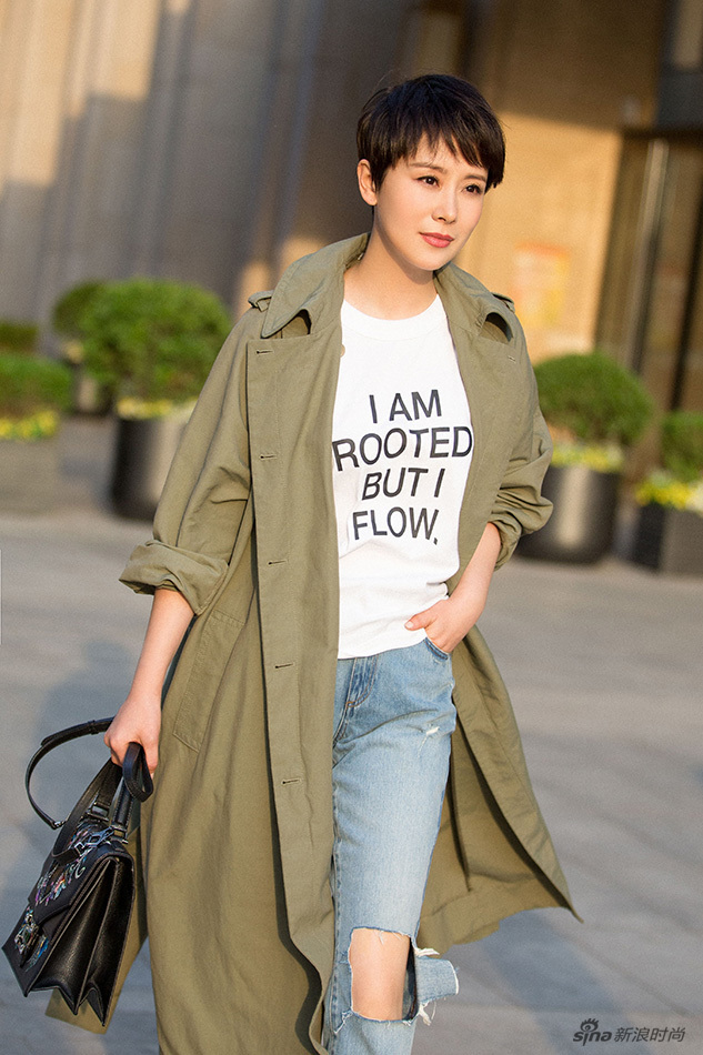 海清街拍美照曝光 风衣仔裤随性又时髦