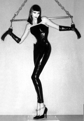 欧美裸模演绎虐时尚艺术