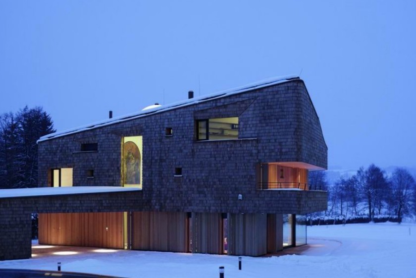 与自然和谐共存的木质别墅