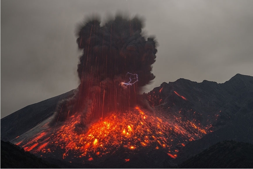 日本樱岛火山喷发，烟柱直冲云霄，高达2700米
