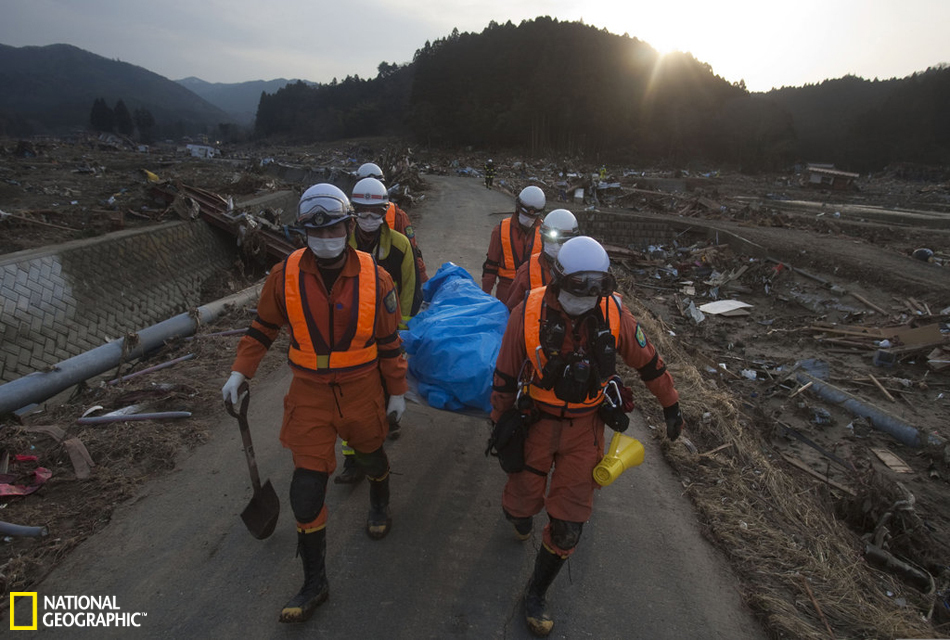高清组图：日本海啸20张最难忘照片：船舶冲上城市废墟