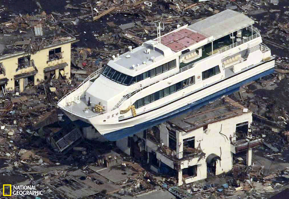 高清組圖︰日本海嘯20張最難忘照片︰船舶沖上城市廢墟