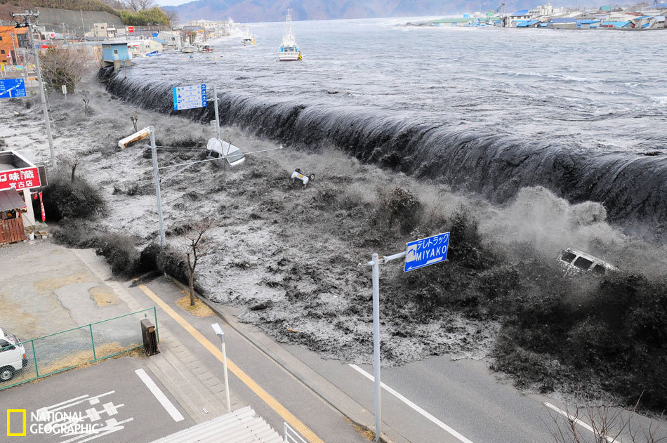 高清组图：日本海啸20张最难忘照片：船舶冲上城市废墟