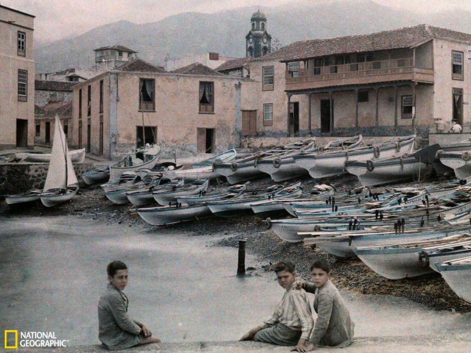 环球地理一周图片:西班牙音乐家为女孩弹唱