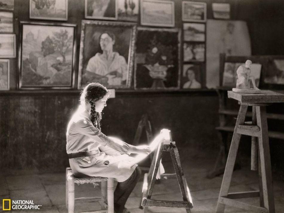 环球地理一周图片:西班牙音乐家为女孩弹唱