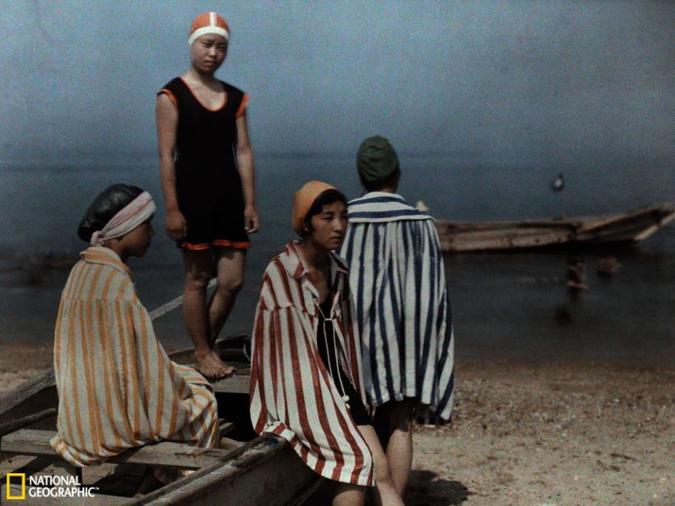 环球地理一周图片:西班牙音乐家为女孩弹唱