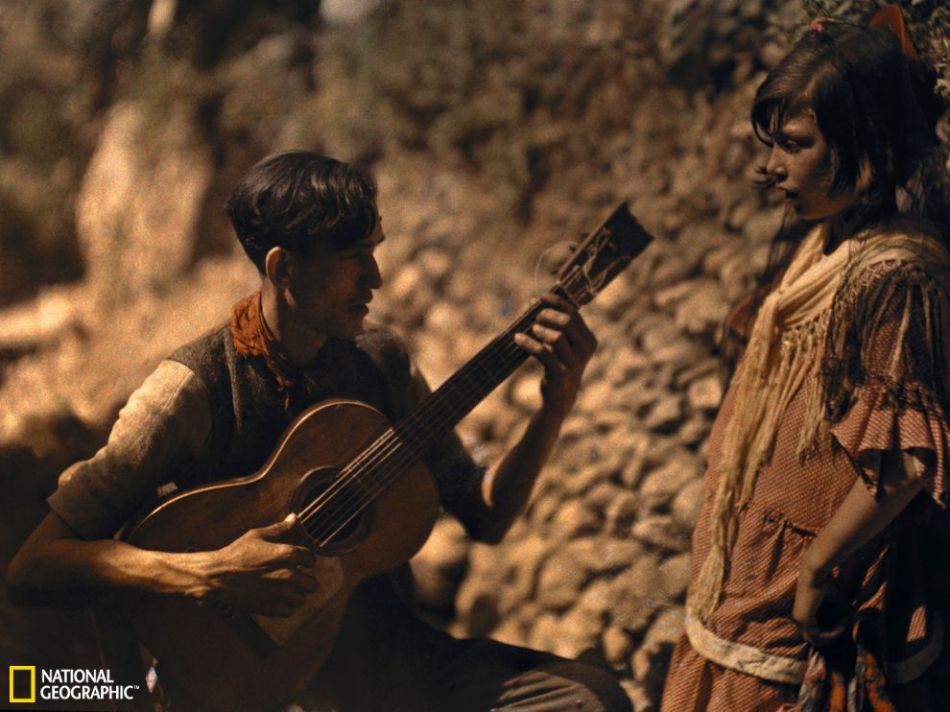 环球地理一周图片:西班牙音乐家为女孩弹唱