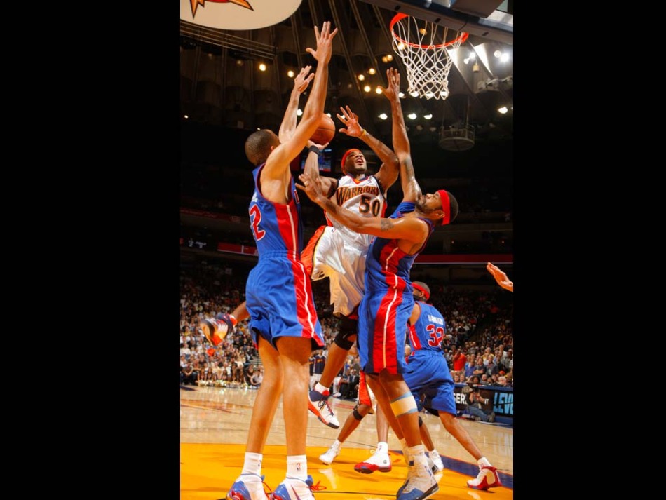 拉希德华莱士怒吼天尊标志性庆祝，双手握拳仰天长啸