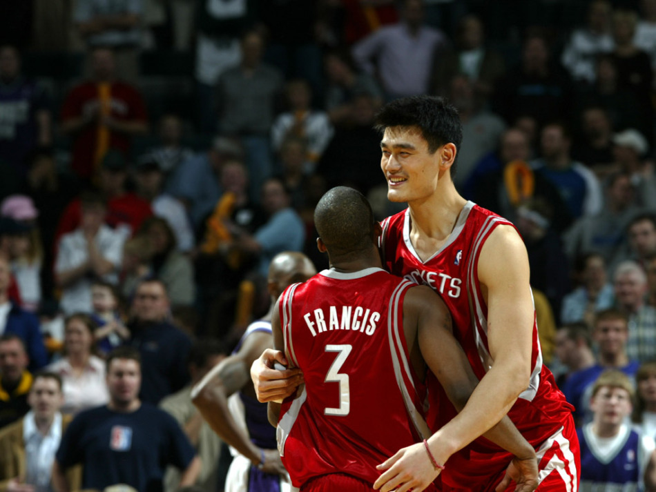 二人参加NBA关怀活动，高大的身形与孩子们的笑脸形成温馨反差，尽显巨星的亲和力