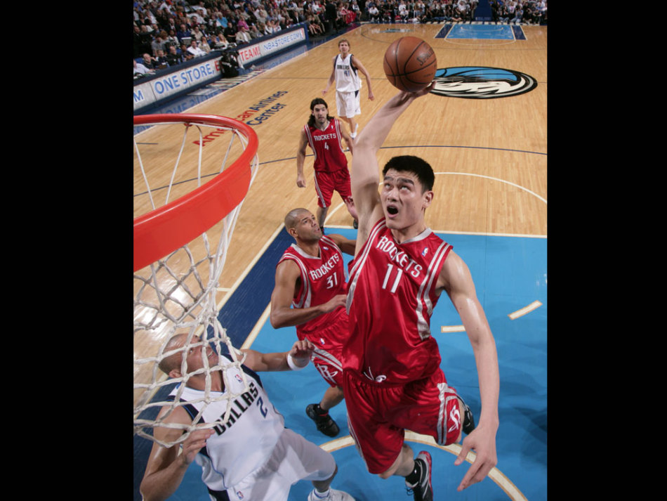 阿泰斯特在肌肉丛林中强硬上篮，表情狰狞充满力量感，完美诠释了悍将本色