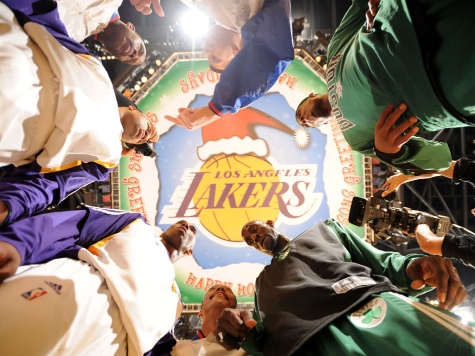 中国球员孙悦身披湖人战袍在比赛中跳投出手，动作舒展，这是他在NBA赛场上的珍贵高光时刻
