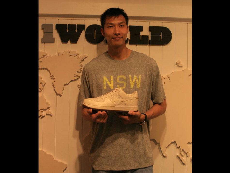 易建联现身广州东川体育城，高举NIKE 1WORLD AF1球鞋与热情球迷互动，现场气氛热烈非凡