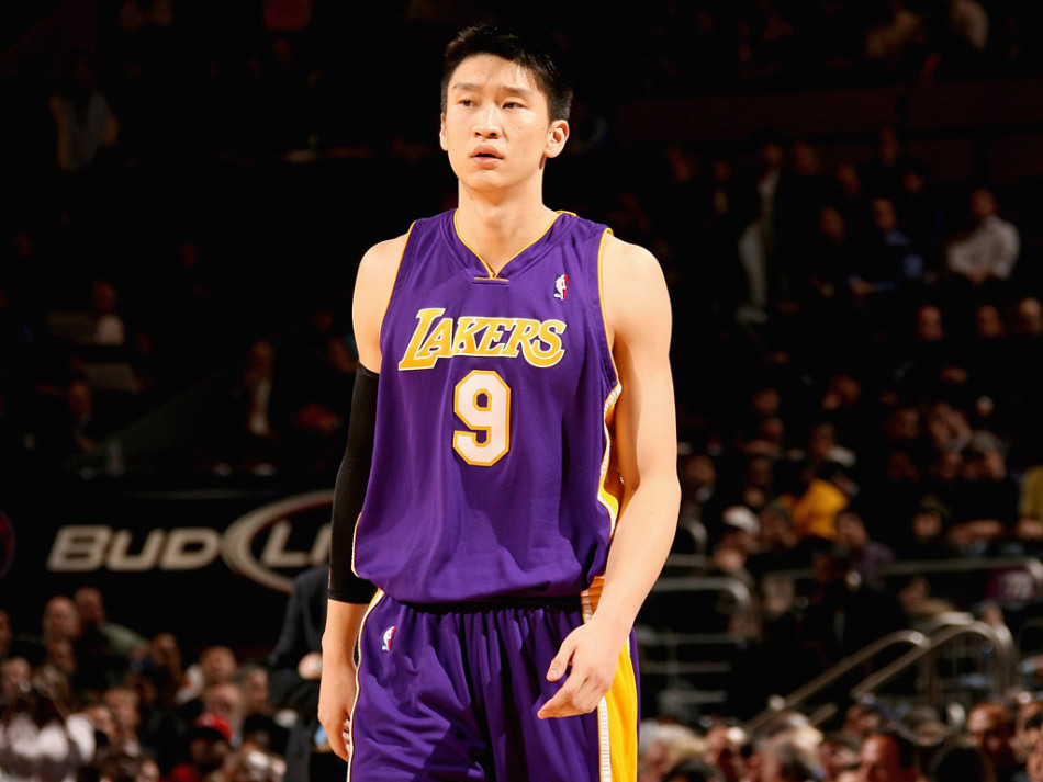 孙悦在NBA处子秀中面对雄鹿防守球员，神情专注地准备跳投