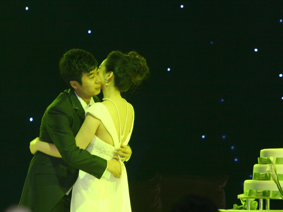 作何感想？斯波的房子付之一炬 他被拍到站在自家门外