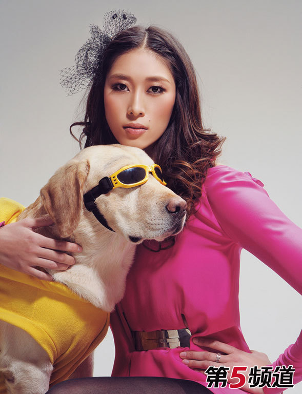 隋菲菲摆出美人横卧的经典造型，尽显东方女性的柔美与自信
