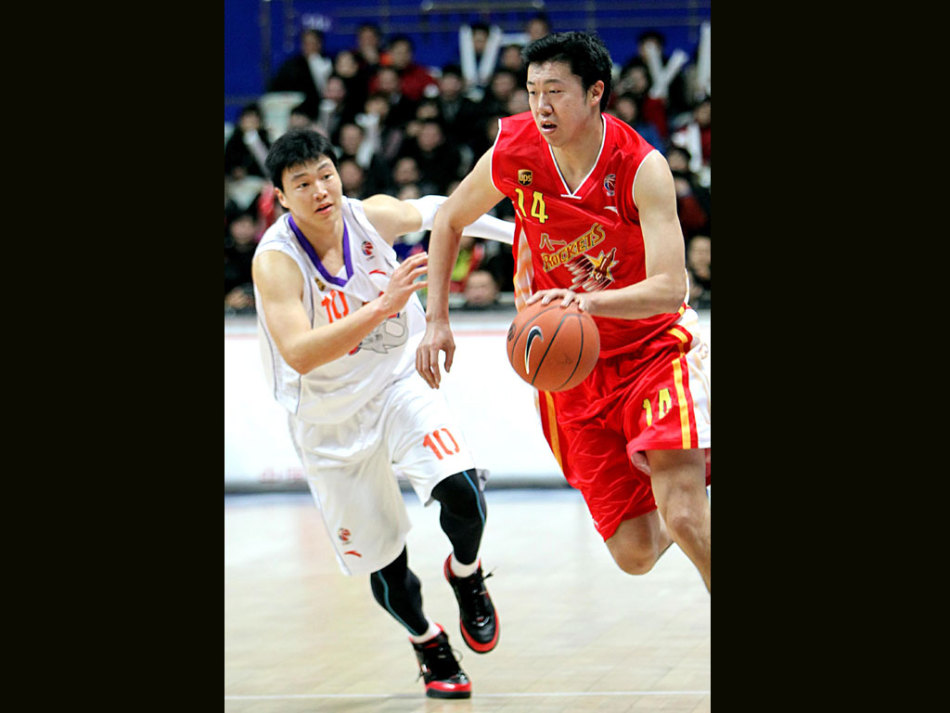 王治郅入选FIBA名人堂后挥手致意，昔日追风少年如今已是传奇名宿