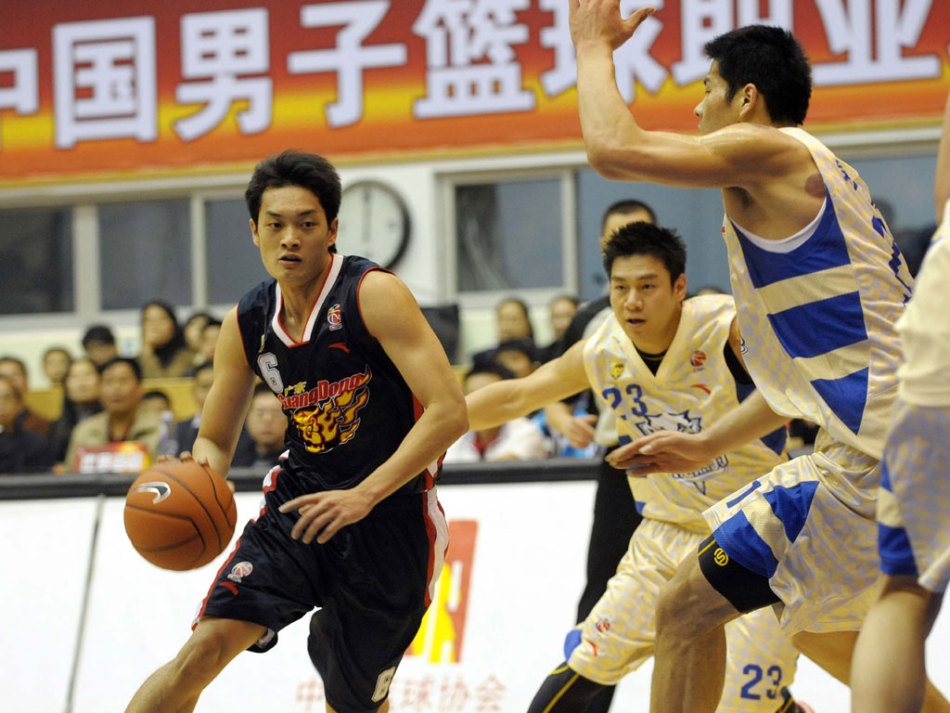 陈江华如闪电般突破东莞双人包夹，在德比战中上演极限拉杆上篮