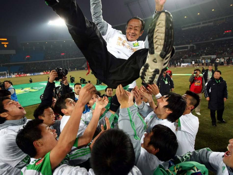 国安夺冠球员抛起教练_新浪图集_新浪网
