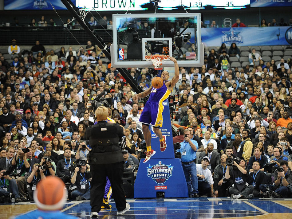 空中折叠拉杆后的反手背扣