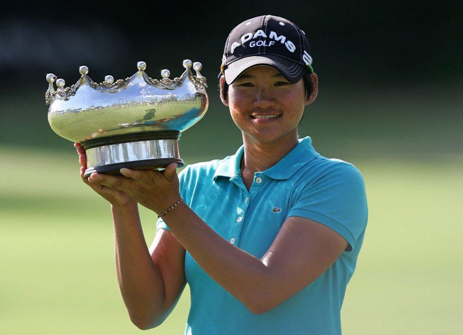 曾雅妮捧起冠军奖杯