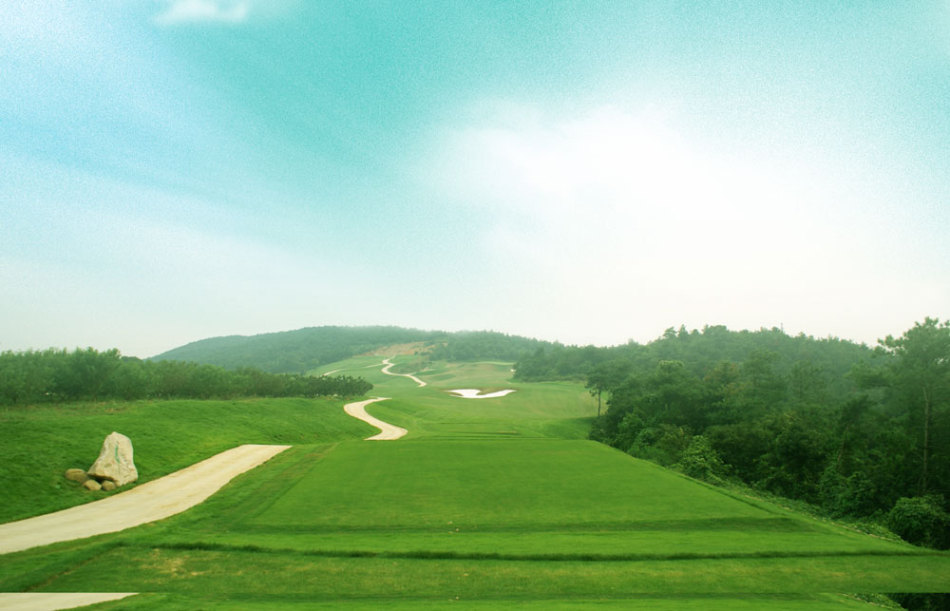 沿着山势蜿蜒起伏