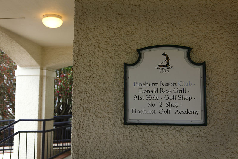 会所的门口指示牌