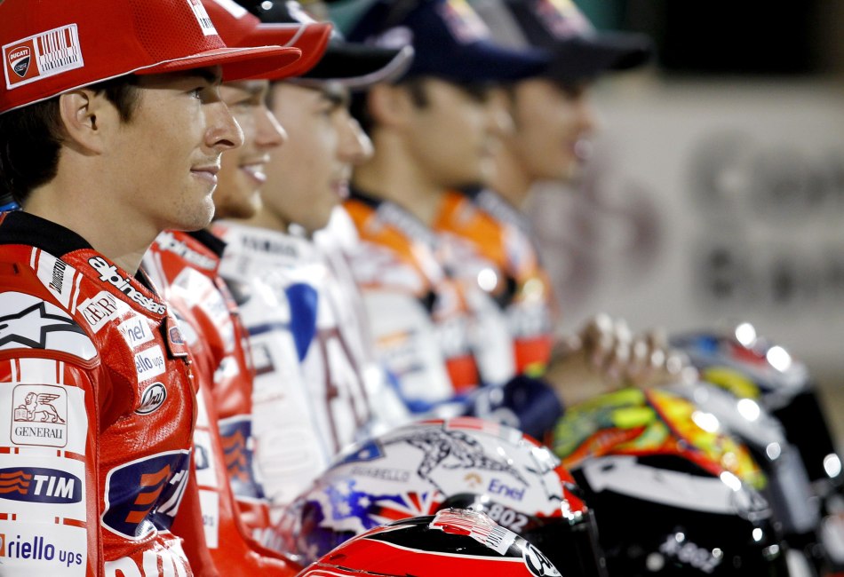 2010motogp车手拍摄全家福