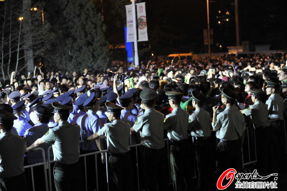 開拓者慘遭絕殺，全場球迷抱頭不敢相信，誰注意楊瀚森的舉動