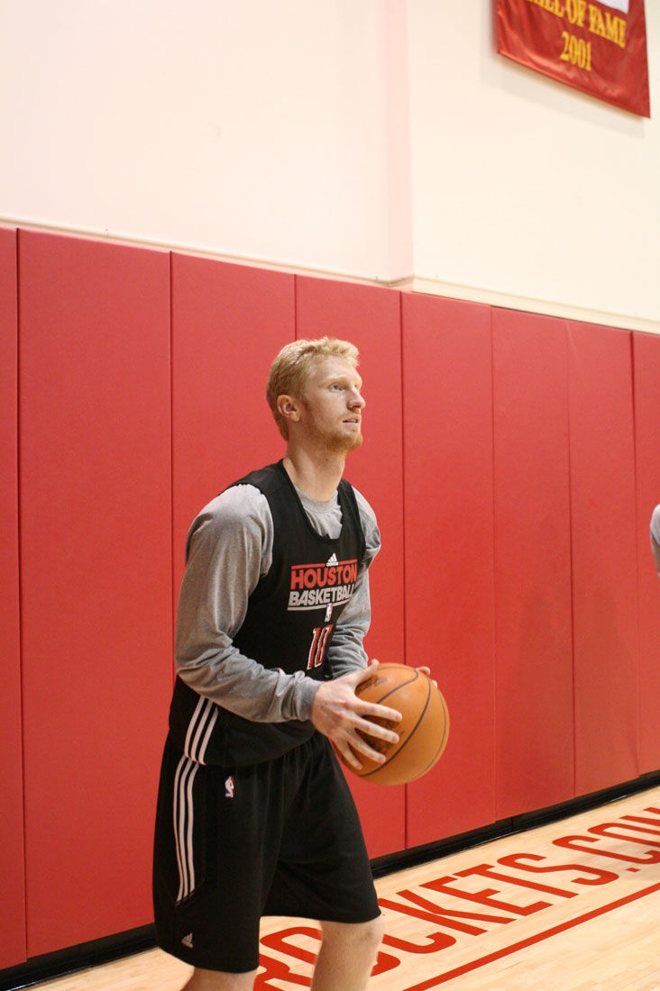 巴丁格在三分线外接球跳投，皮球划过一道彩虹弧线，篮网激起白色浪花