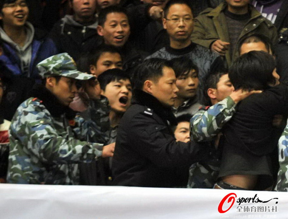 《新疆爆乱》,75事件杀了多少维族人,新疆200