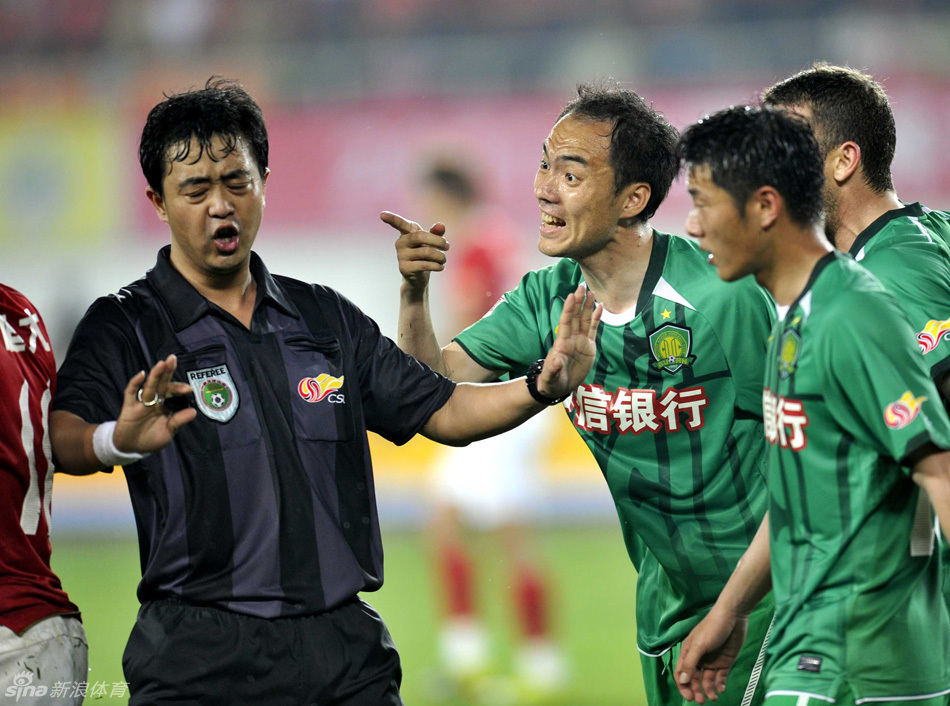 不应该！克莱关键时刻出现脱手失误 独行侠白白送出球权