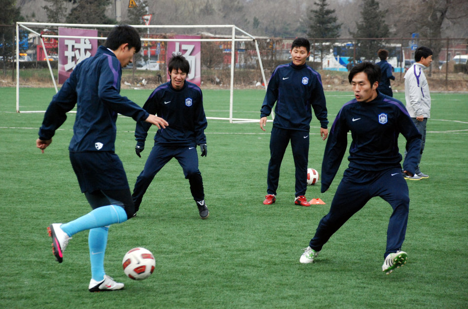 海牛逃过一劫！陈哲超不停球贴地斩破门，裁判判罚图多列越位在先